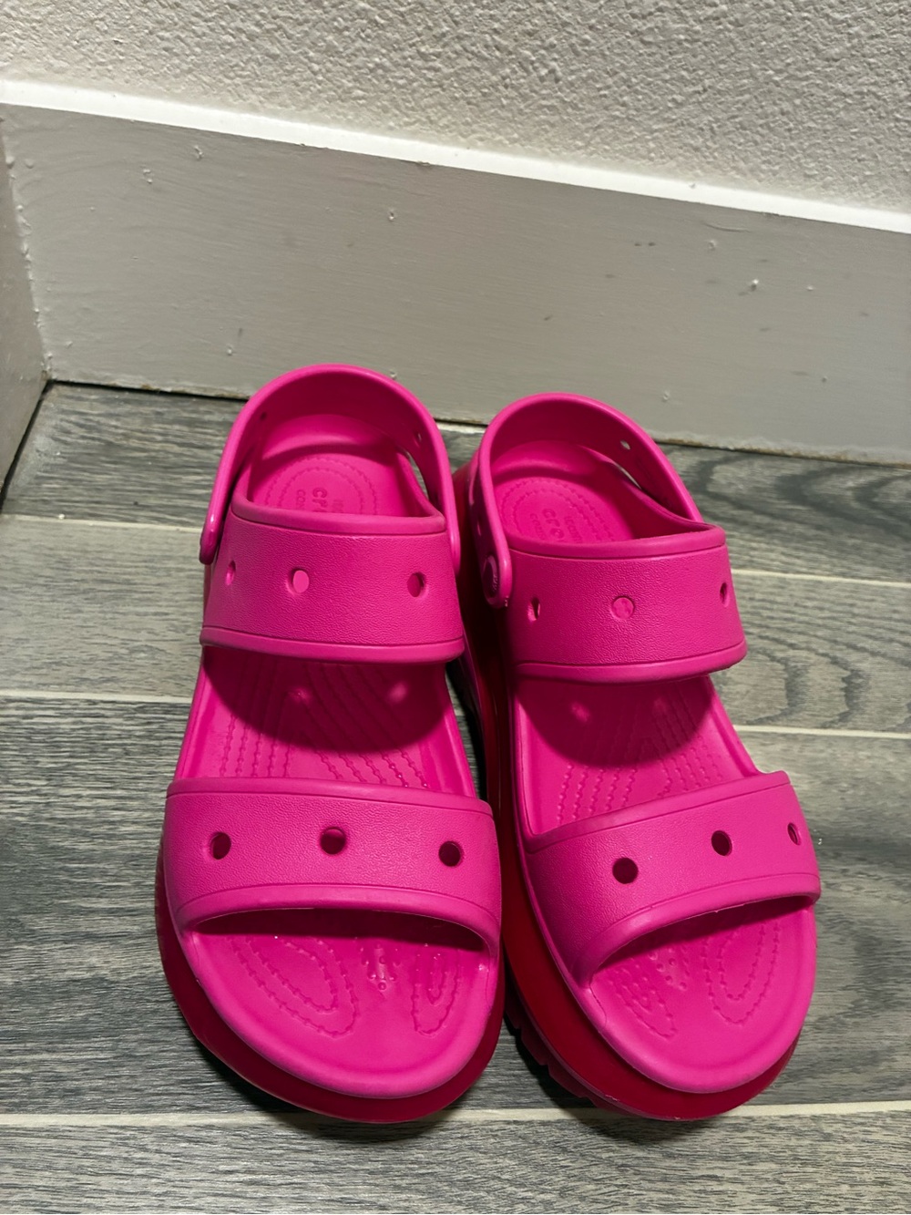 CROCS Bright Pink Double-Strap Platform Sandals W 7- M 5